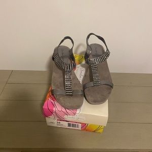 Amelia Grace Studded Rhinestone Women’s 2.5 Inch Heeled Sandals w/ Box (Size 10)